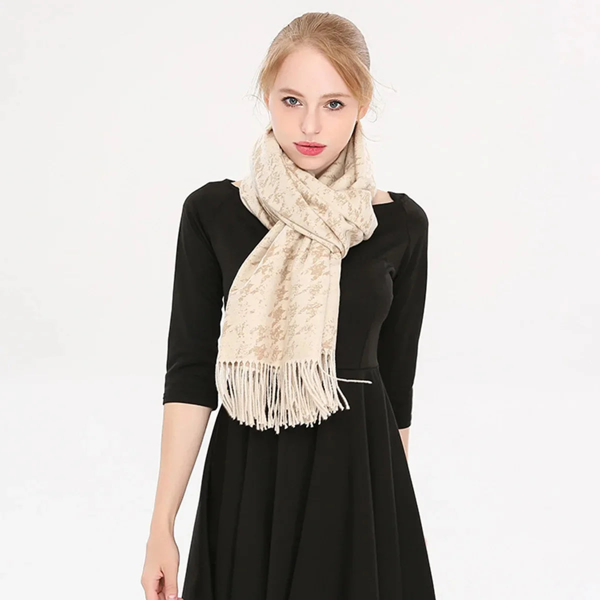 Cachecol Feminino Bicolor com Franjas e Tecido Tipo Cashmere – (Promoção de Inverno 2025)
