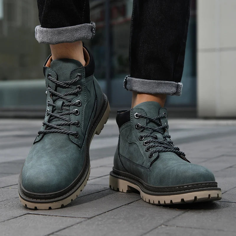 Bota Masculina de Cano Alto para Trilhas com Design Artesanal Solado Antiderrapante – (Promoção de Inverno 2025)