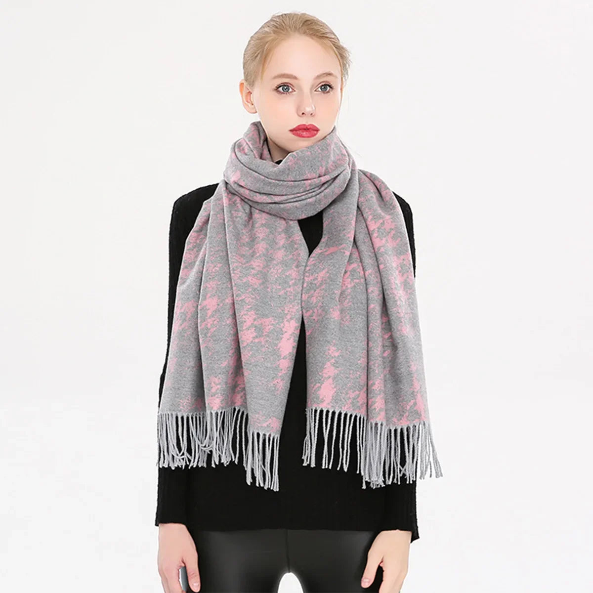 Cachecol Feminino Bicolor com Franjas e Tecido Tipo Cashmere – (Promoção de Inverno 2025)