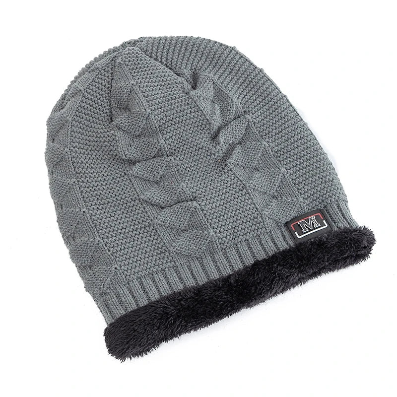 Touca de Inverno Unissex com Detalhe de Letra e Conforto Térmico Reforçado – (Promoção de Inverno 2025)