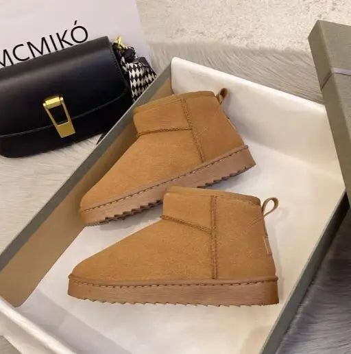 Bota Feminina Curta Acolchoada Plataforma Confortável - (Promoção de Inverno 2025)