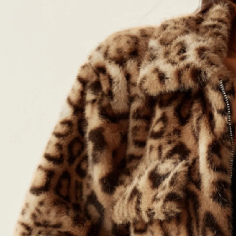 Jaqueta Feminina Estampada Forro Peluciado Fechamento em Zíper – (Promoção de Inverno 2025)