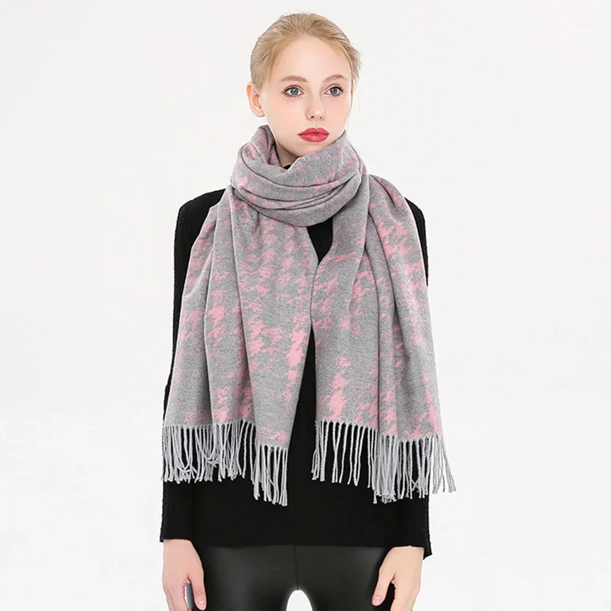 Cachecol Feminino Bicolor com Franjas e Tecido Tipo Cashmere – (Promoção de Inverno 2025)
