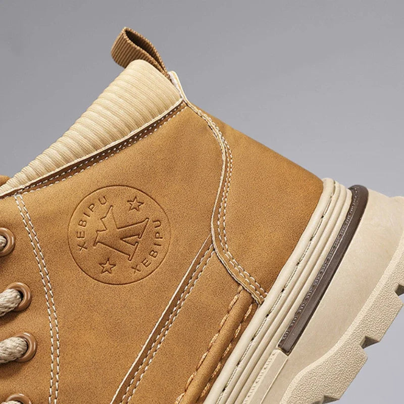 Bota Masculina de Cano Alto com Solado Grosso Antiderrapante Estilo Esportivo Casual – (Promoção de Inverno 2025)