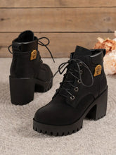 Bota Feminina Retrô de Cano Curto com Salto Grosso Bico Arredondado – (Promoção de Inverno 2025)