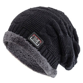 Touca de Inverno Unissex com Detalhe de Letra e Conforto Térmico Reforçado – (Promoção de Inverno 2025)