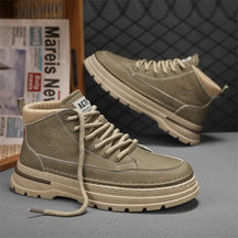 Bota Masculina de Cano Alto com Solado Grosso Antiderrapante Estilo Esportivo Casual – (Promoção de Inverno 2025)