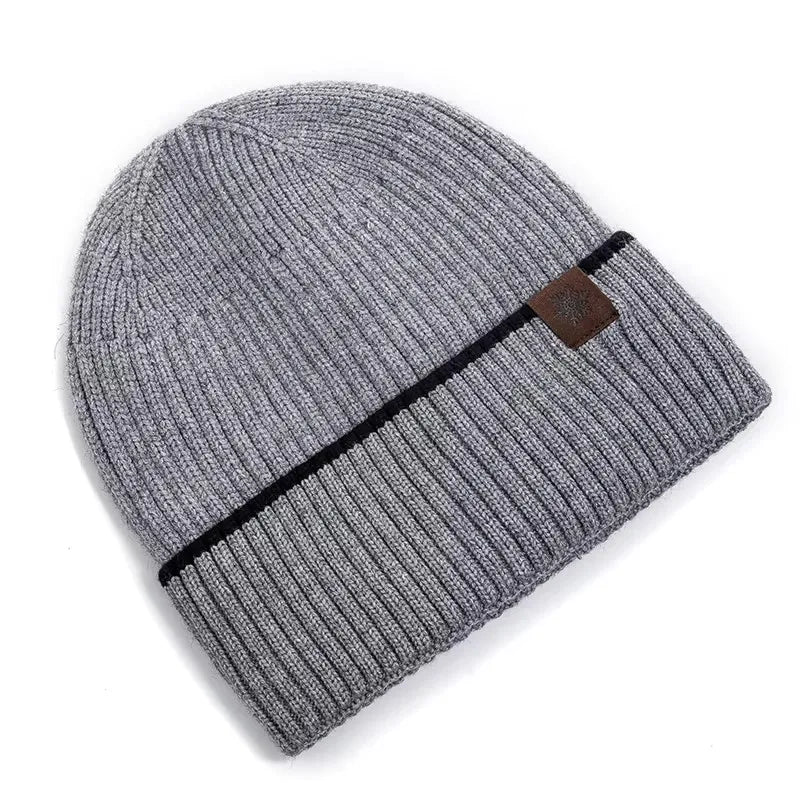 Gorro Macio com Malha Grossa e Detalhe de Etiqueta – Para Homens e Mulheres – (Promoção de Inverno 2025)