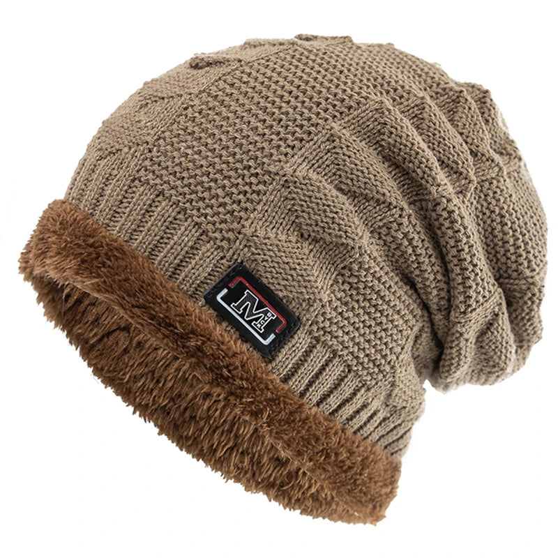 Touca de Inverno Unissex com Detalhe de Letra e Conforto Térmico Reforçado – (Promoção de Inverno 2025)