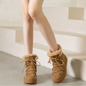 Bota Plataforma Feminina com Forro Peluciado Estilo Moderno Solado Grosso – (Promoção de Inverno 2025)