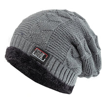 Touca de Inverno Unissex com Detalhe de Letra e Conforto Térmico Reforçado – (Promoção de Inverno 2025)