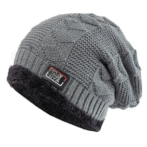 Touca de Inverno Unissex com Detalhe de Letra e Conforto Térmico Reforçado – (Promoção de Inverno 2025)