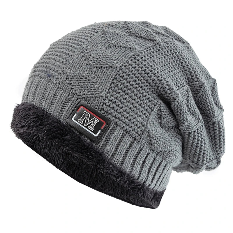 Touca de Inverno Unissex com Detalhe de Letra e Conforto Térmico Reforçado – (Promoção de Inverno 2025)