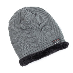 Touca de Inverno Unissex com Detalhe de Letra e Conforto Térmico Reforçado – (Promoção de Inverno 2025)