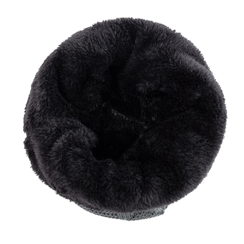 Touca de Inverno Unissex com Detalhe de Letra e Conforto Térmico Reforçado – (Promoção de Inverno 2025)