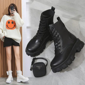 Bota Feminina Estilo Motoqueira com Cadarço Plataforma – (Promoção de Inverno 2025)