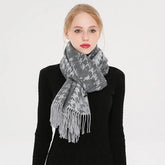 Cachecol Feminino Bicolor com Franjas e Tecido Tipo Cashmere – (Promoção de Inverno 2025)