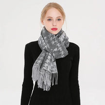 Cachecol Feminino Bicolor com Franjas e Tecido Tipo Cashmere – (Promoção de Inverno 2025)