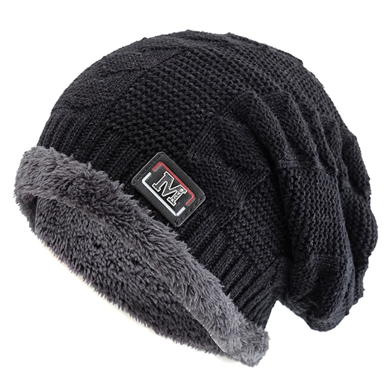 Touca de Inverno Unissex com Detalhe de Letra e Conforto Térmico Reforçado – (Promoção de Inverno 2025)