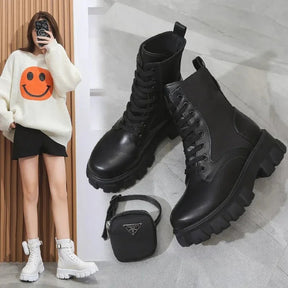 Bota Feminina Estilo Motoqueira com Cadarço Plataforma – (Promoção de Inverno 2025)