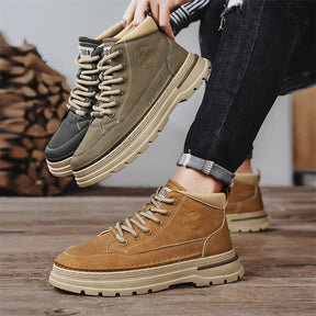 Bota Masculina de Cano Alto com Solado Grosso Antiderrapante Estilo Esportivo Casual – (Promoção de Inverno 2025)